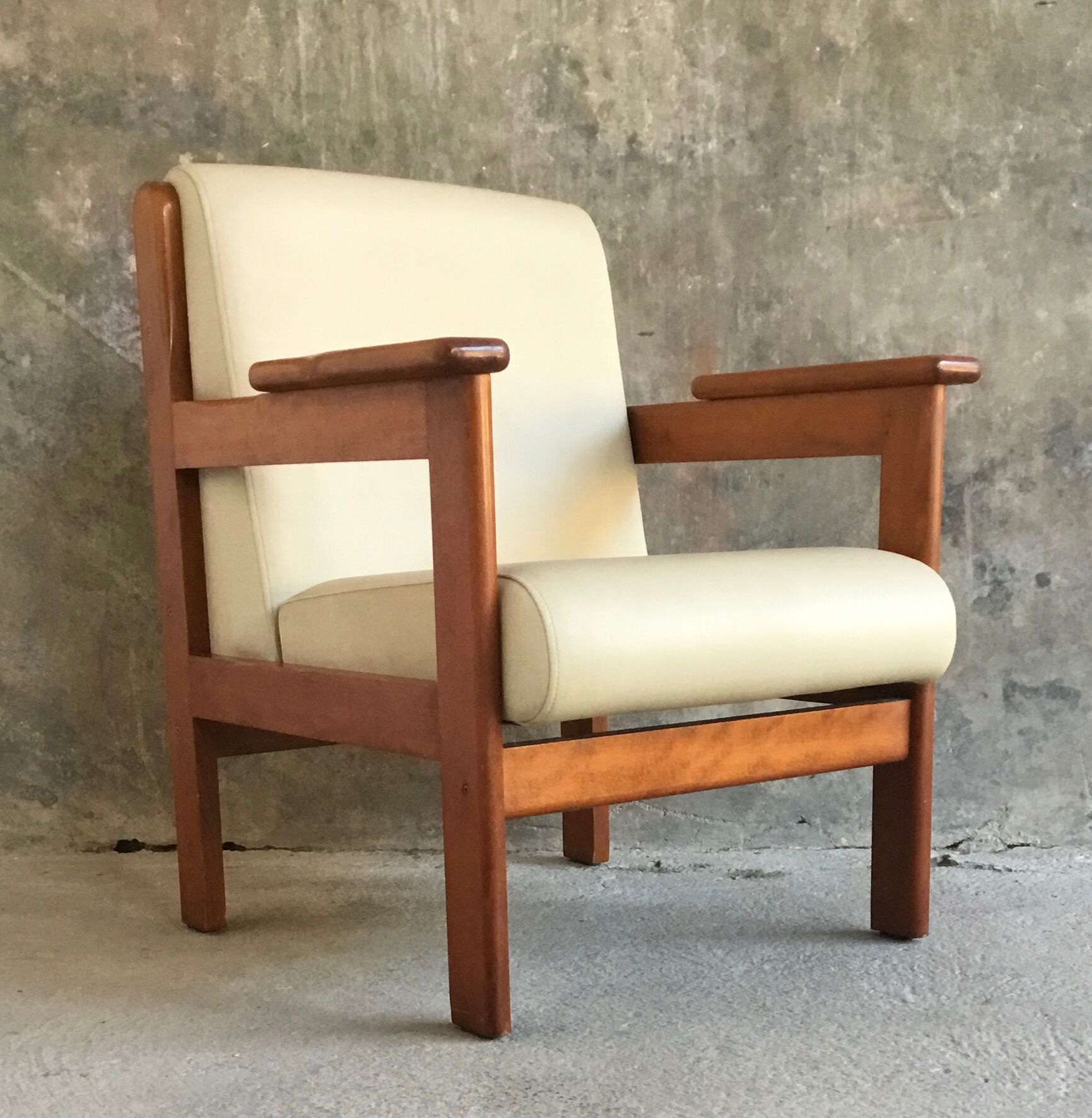 White armchair with armrests - varnished pine structure