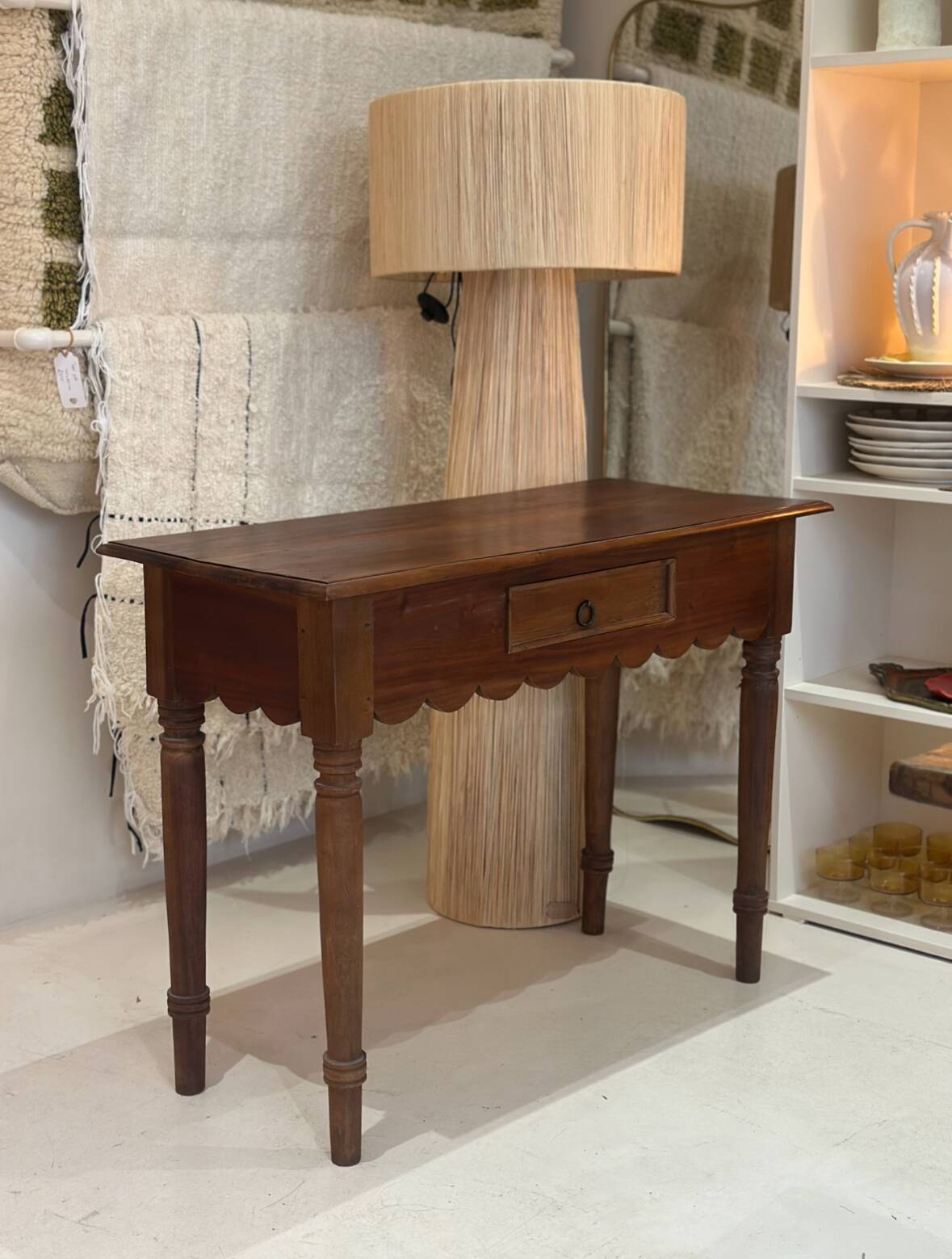 Table console en bois festonnée vintage pieds tournés