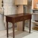 Table console en bois festonnée vintage pieds tournés
