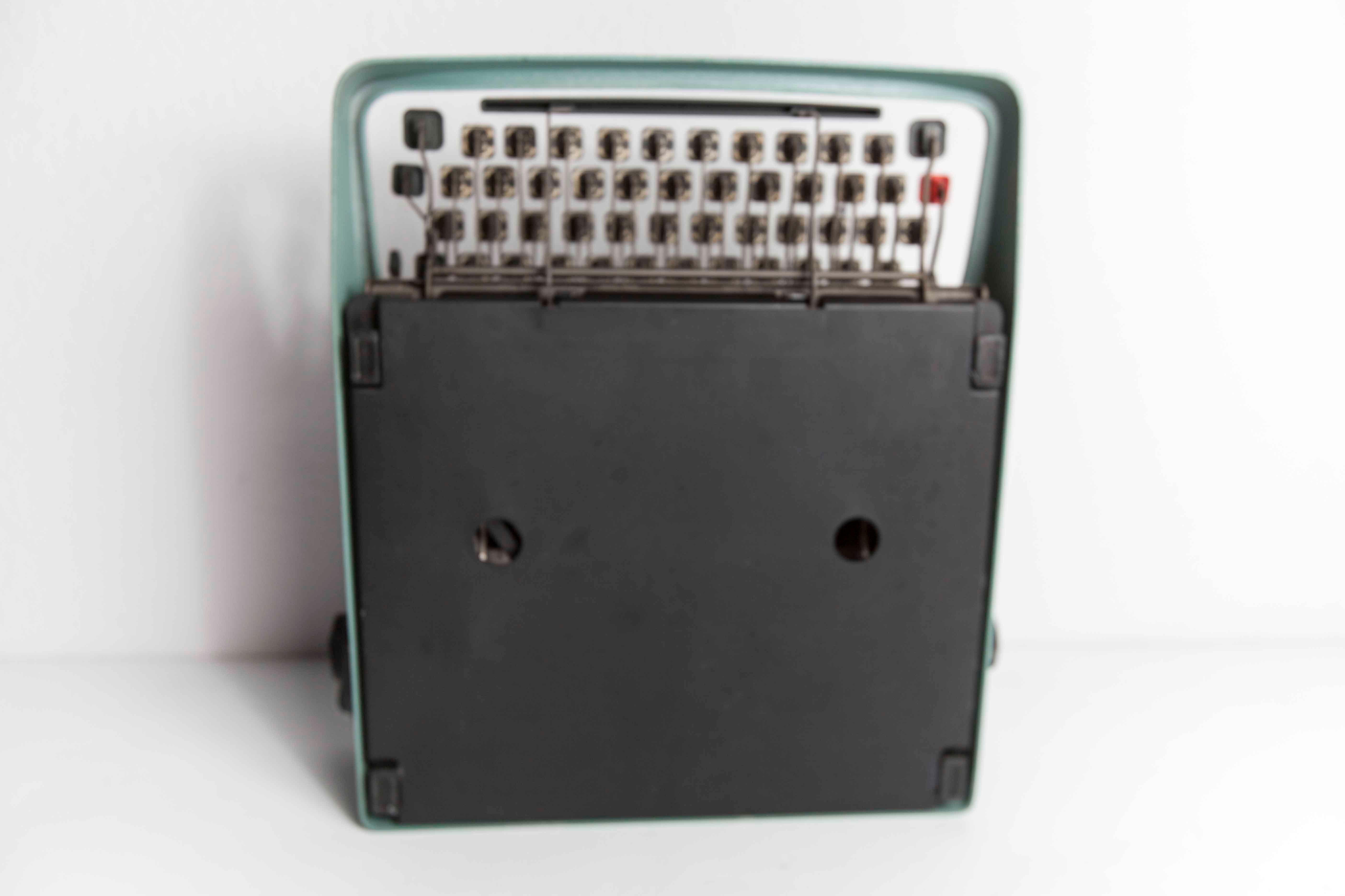 Olivetti Lettera 32 typewriter revised and new ribbon