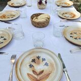 16 Flat plates in flowered marsh stoneware