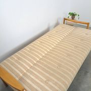 Canapé-lit beige rayé avec cadre en bois