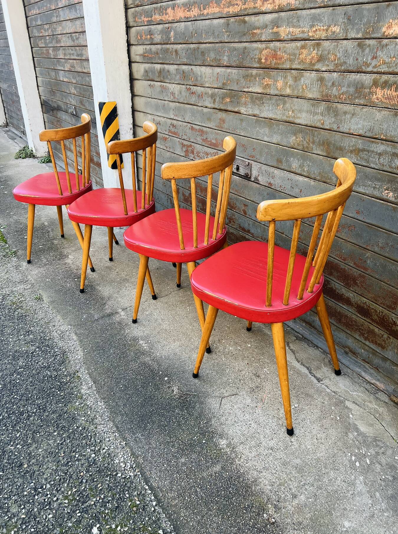 (Lot) 4 beautiful compass-legged chairs from the 60s/70s.