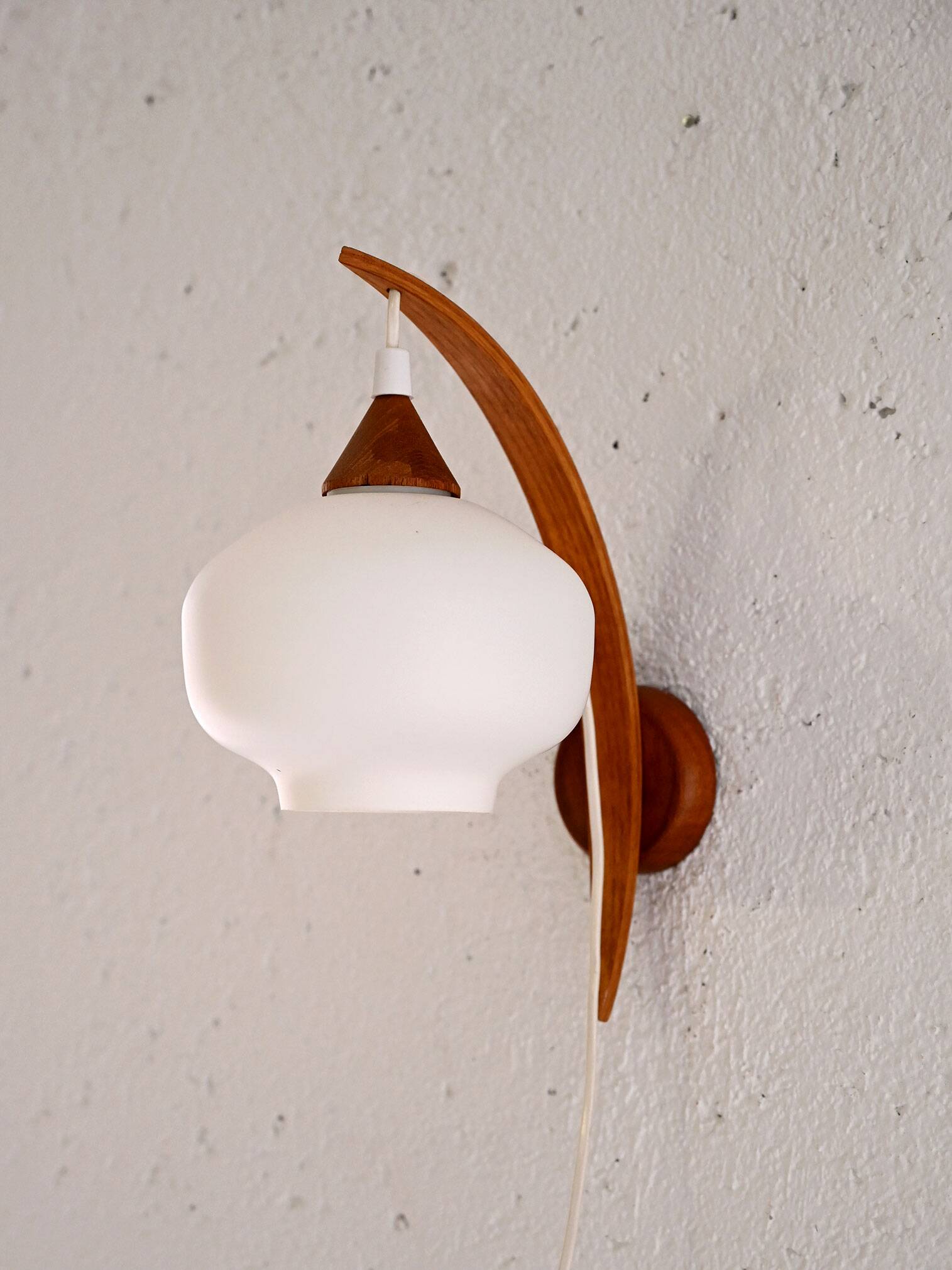 Wall light with opaline