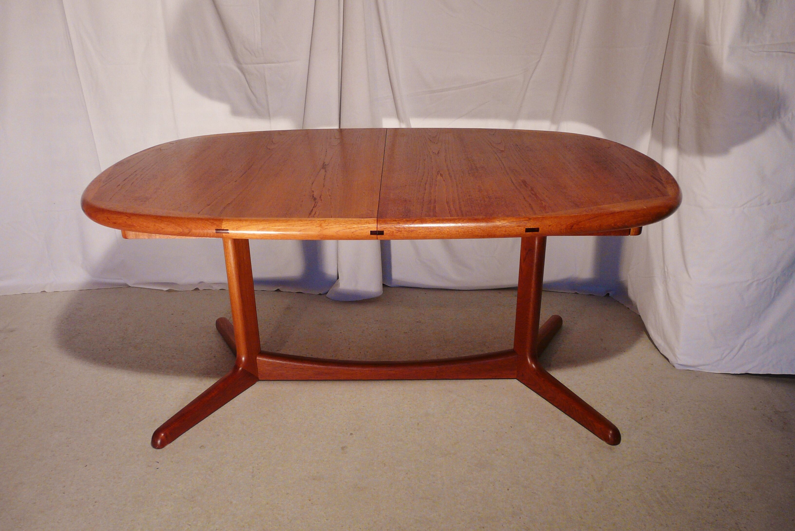 Scandinavian expandable table in Laurits M Larsen teak