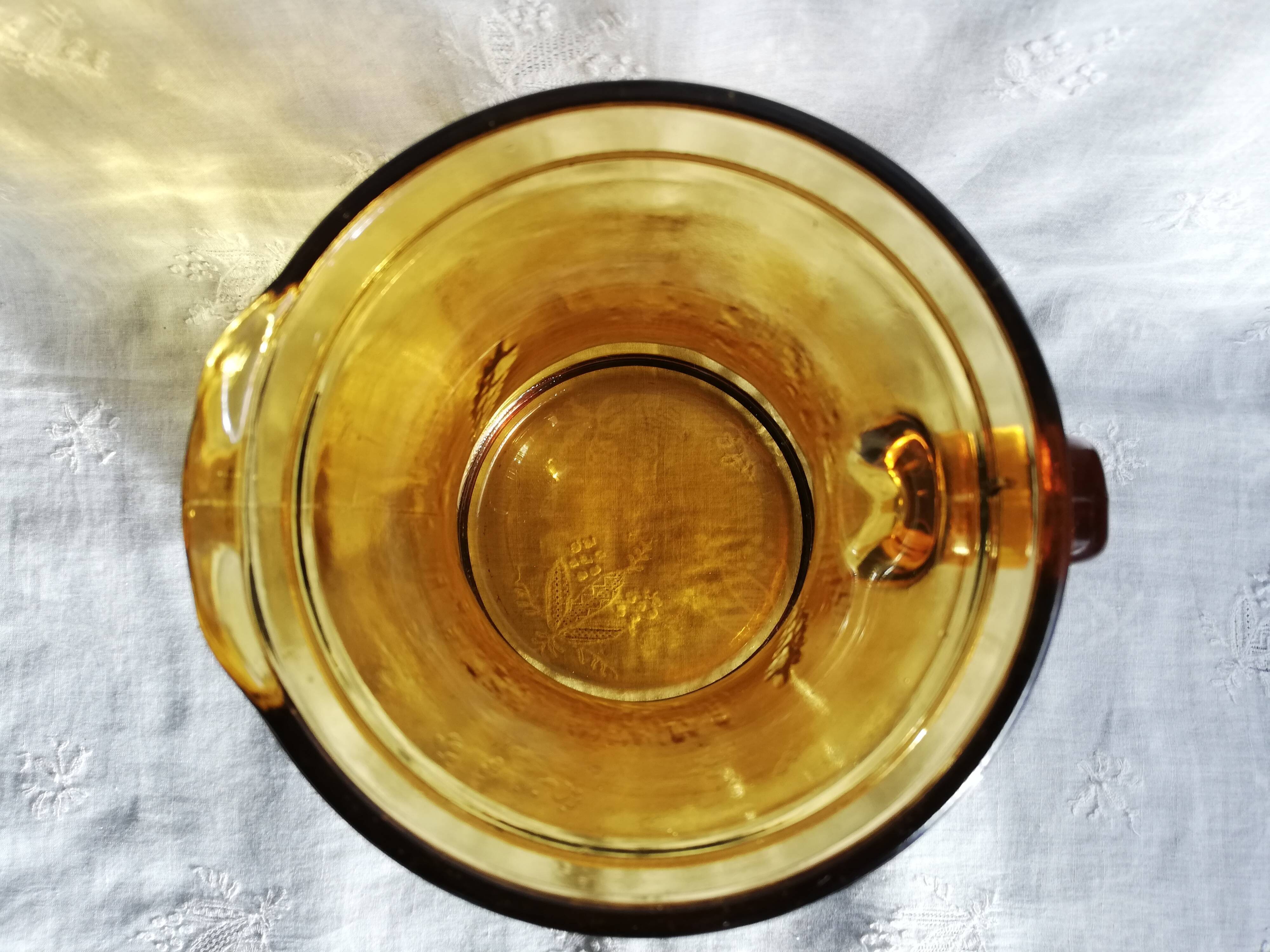 Pichet vintage en verre jaune ambré gravé