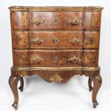 Rococo chest of drawers in walnut from Southern Germany around the 1780s