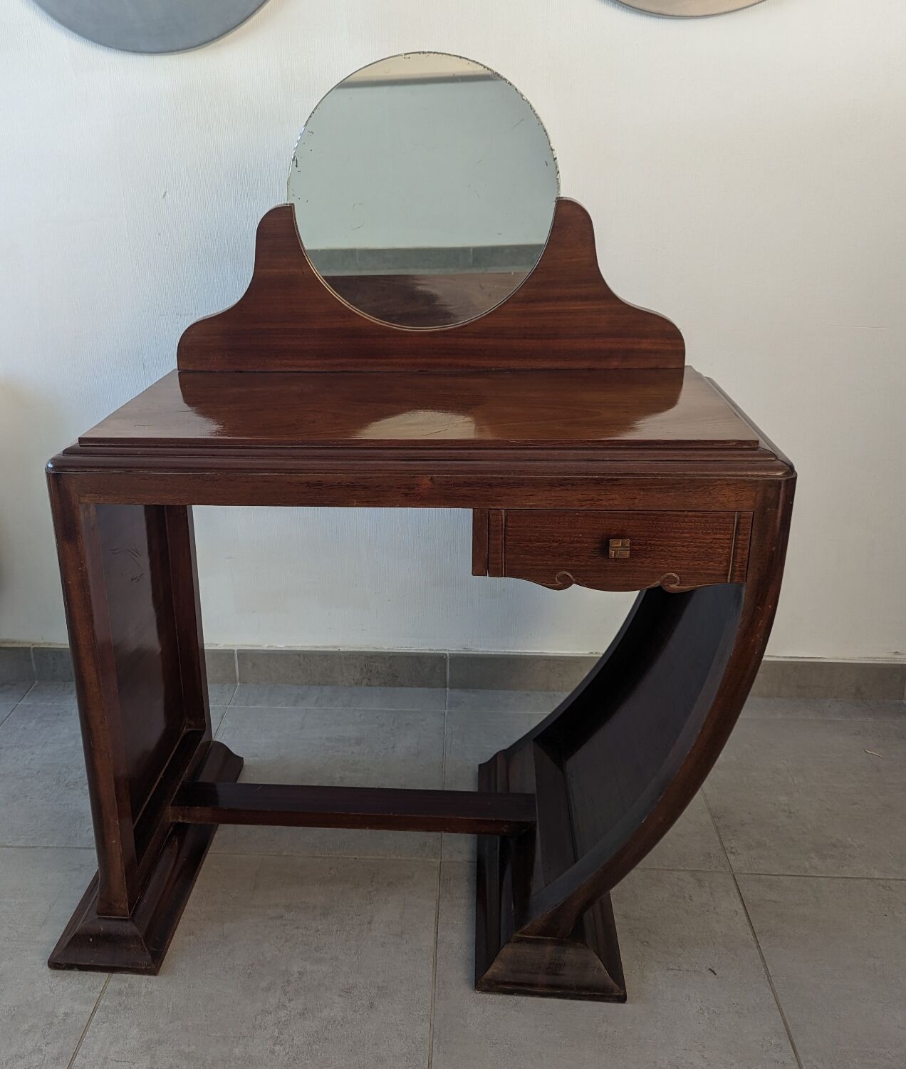 Hairdresser art deco liner