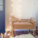 Lit bébé rotin vintage
