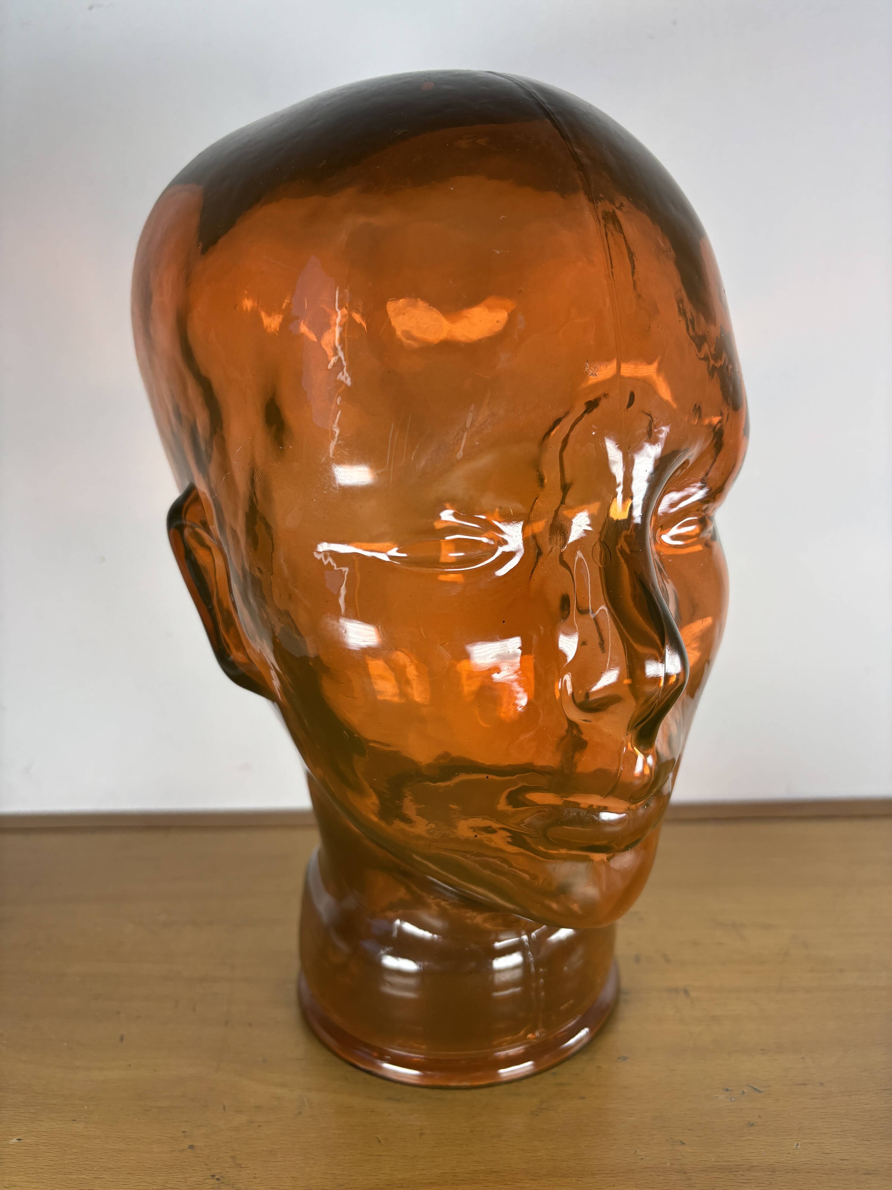 Decorative sculptural head in amber glass – Contemporary design