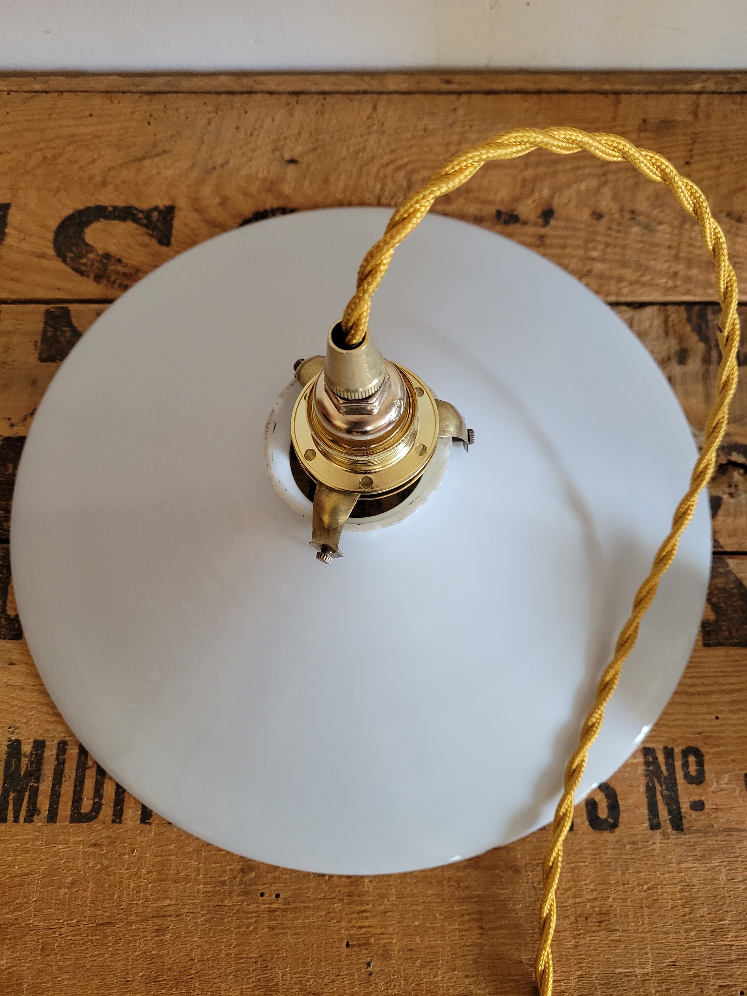 White opaline suspension