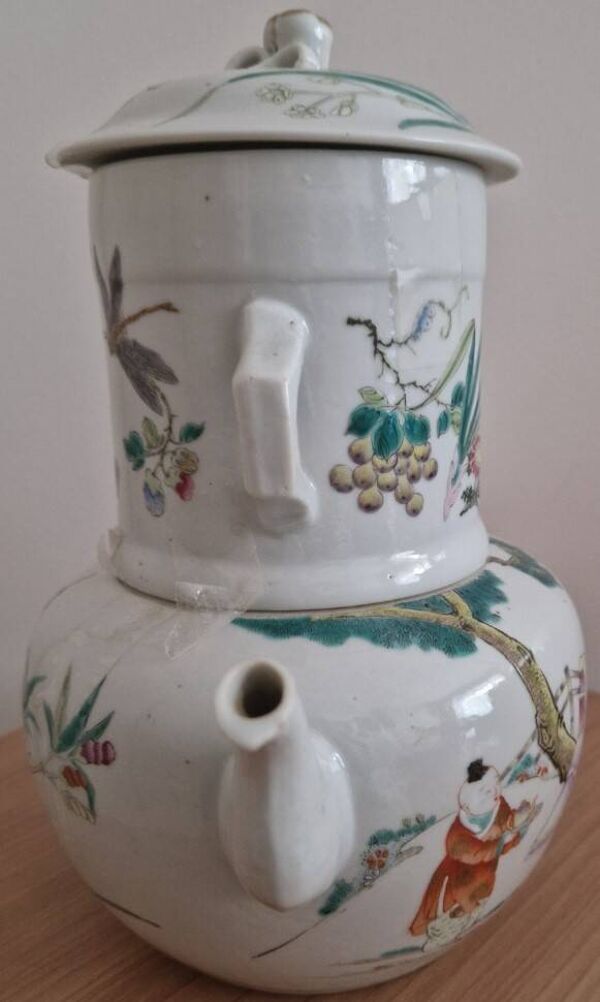 Ancienne théière chinoise en porcelaine émaillée décor famille rose