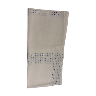 Blue embroidered white linen nape