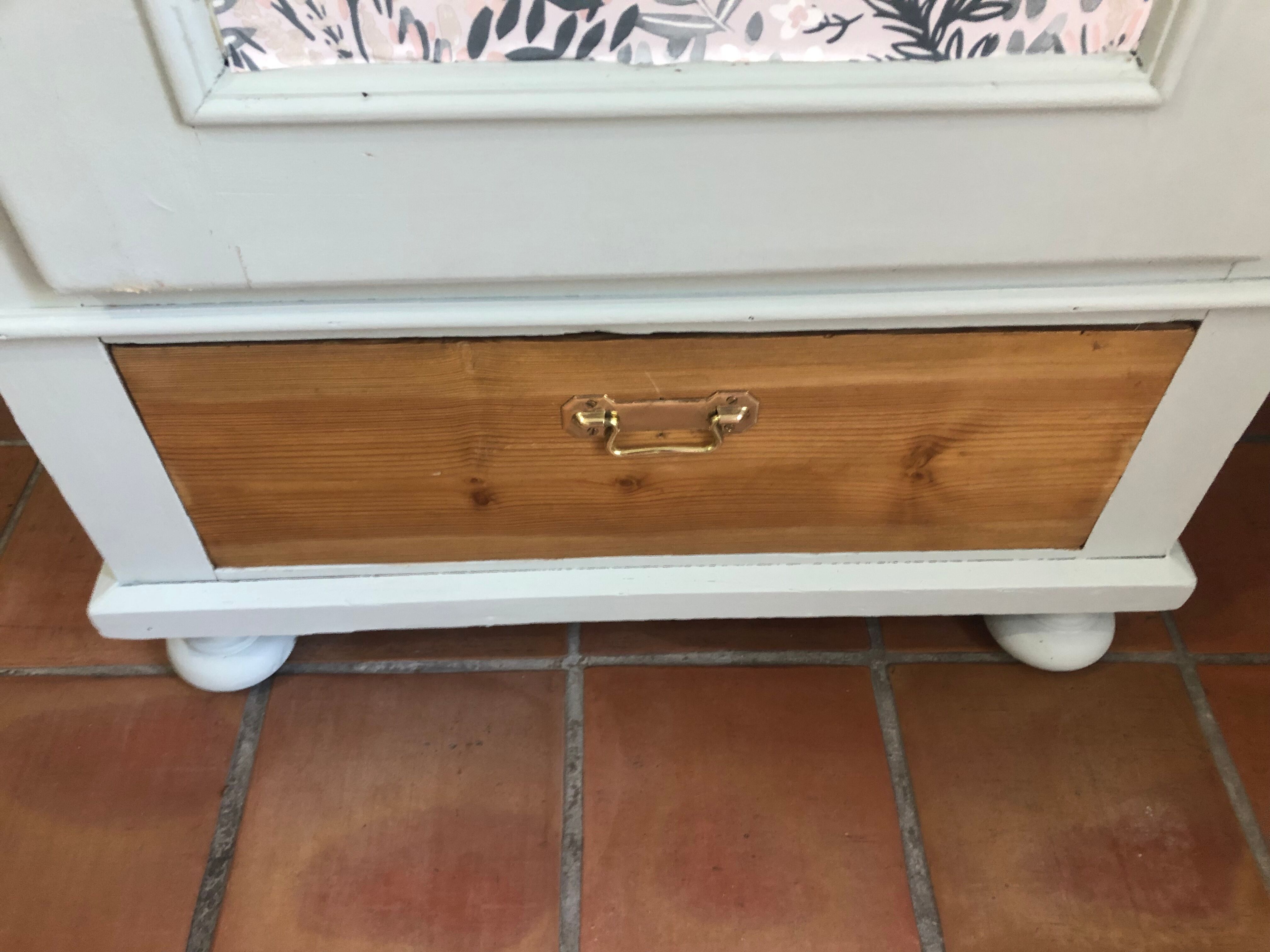 Bonnetiere en pin, armoire