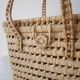 Panier en feuilles de palmier tressées