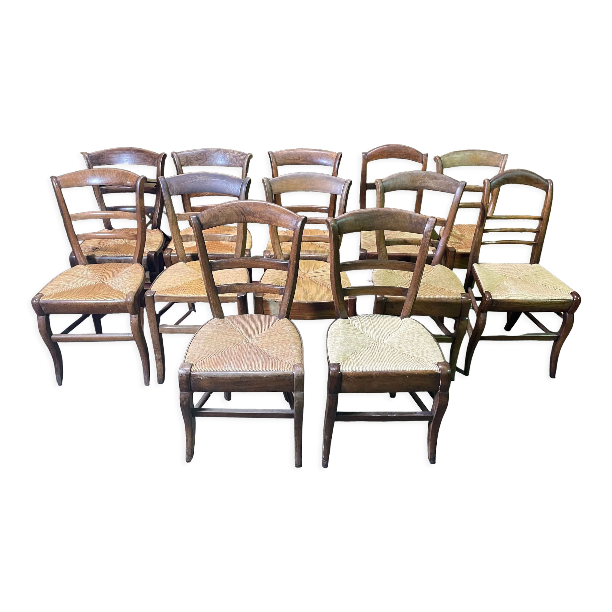 Suite of 12 rustic mulched chairs