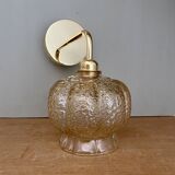 Applique coudée dorée globe vintage en verre ambré
