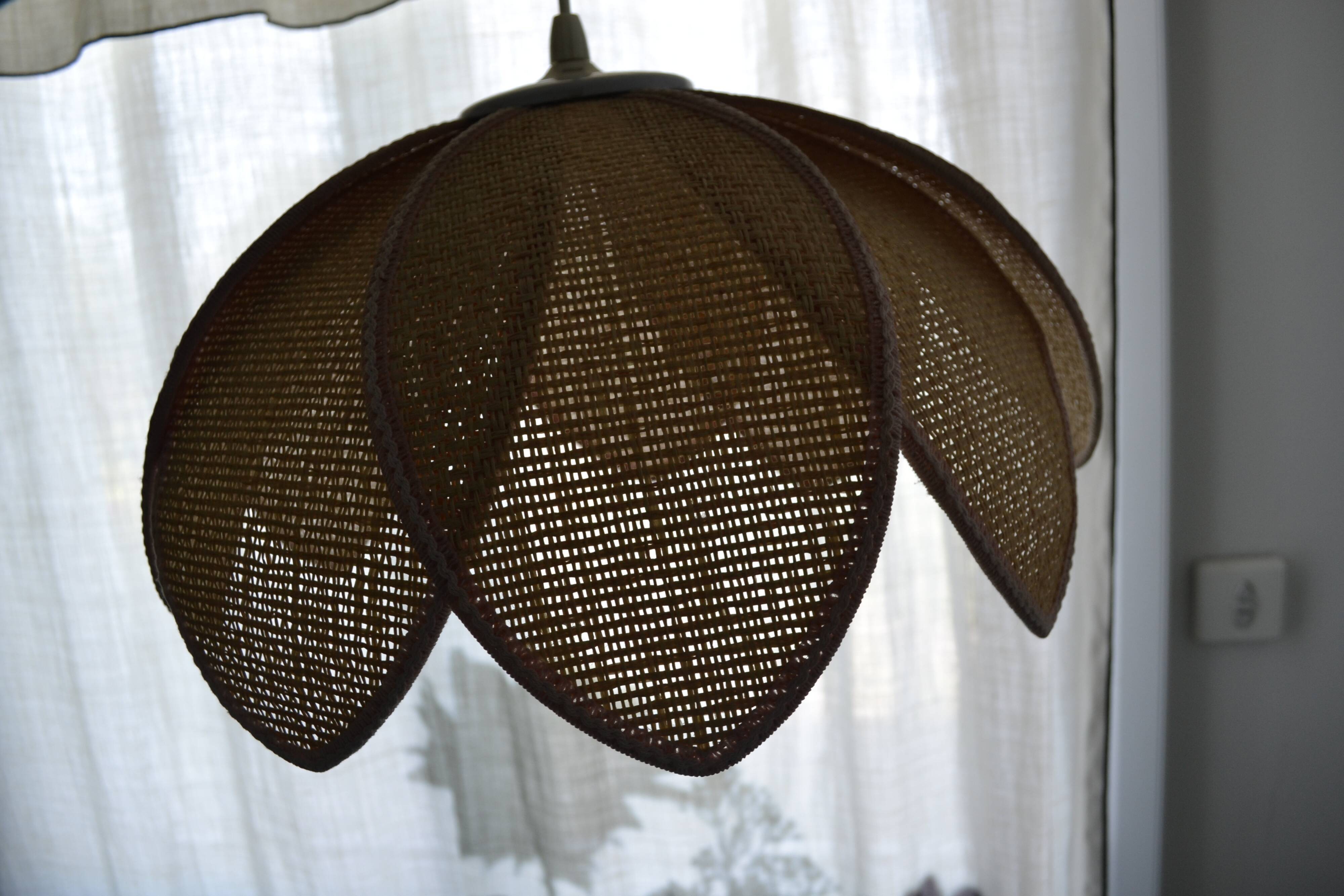 Suspension lotus flower pink gloved edges