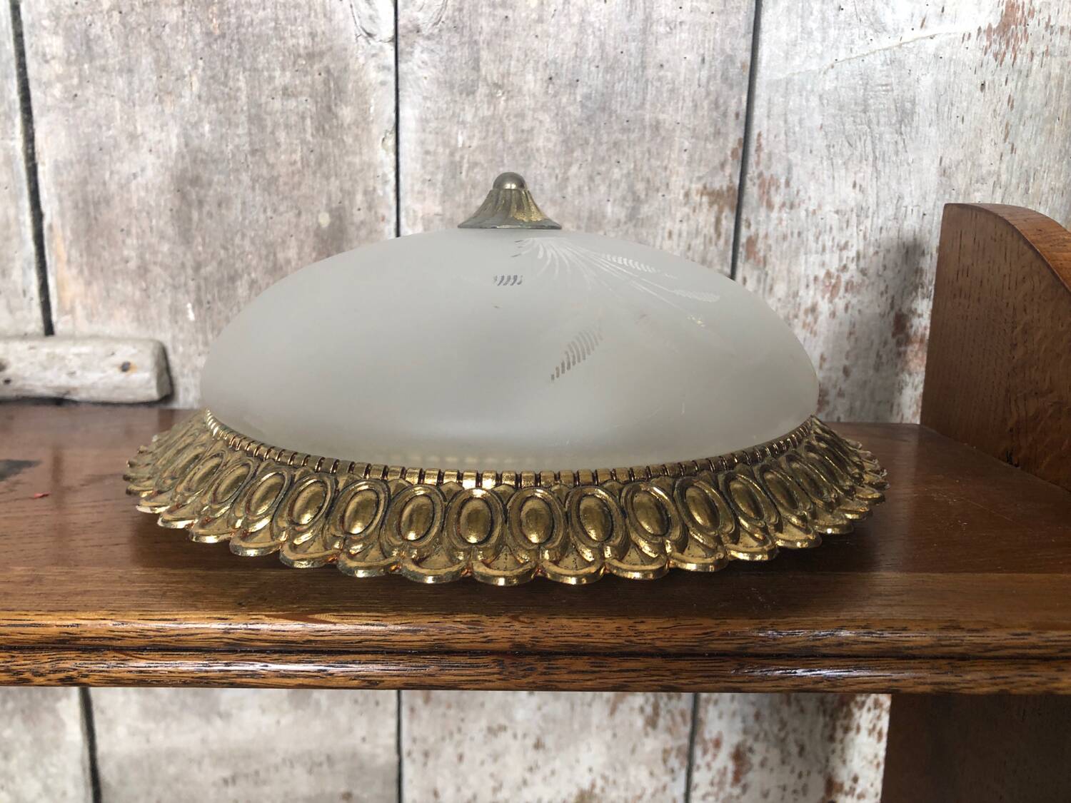 Old engraved glass ceiling light + vintage gold metal contour