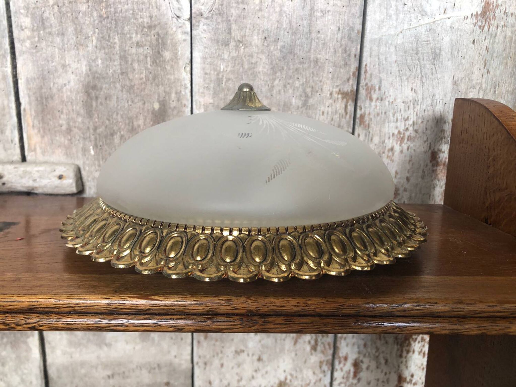Old engraved glass ceiling light + vintage gold metal contour