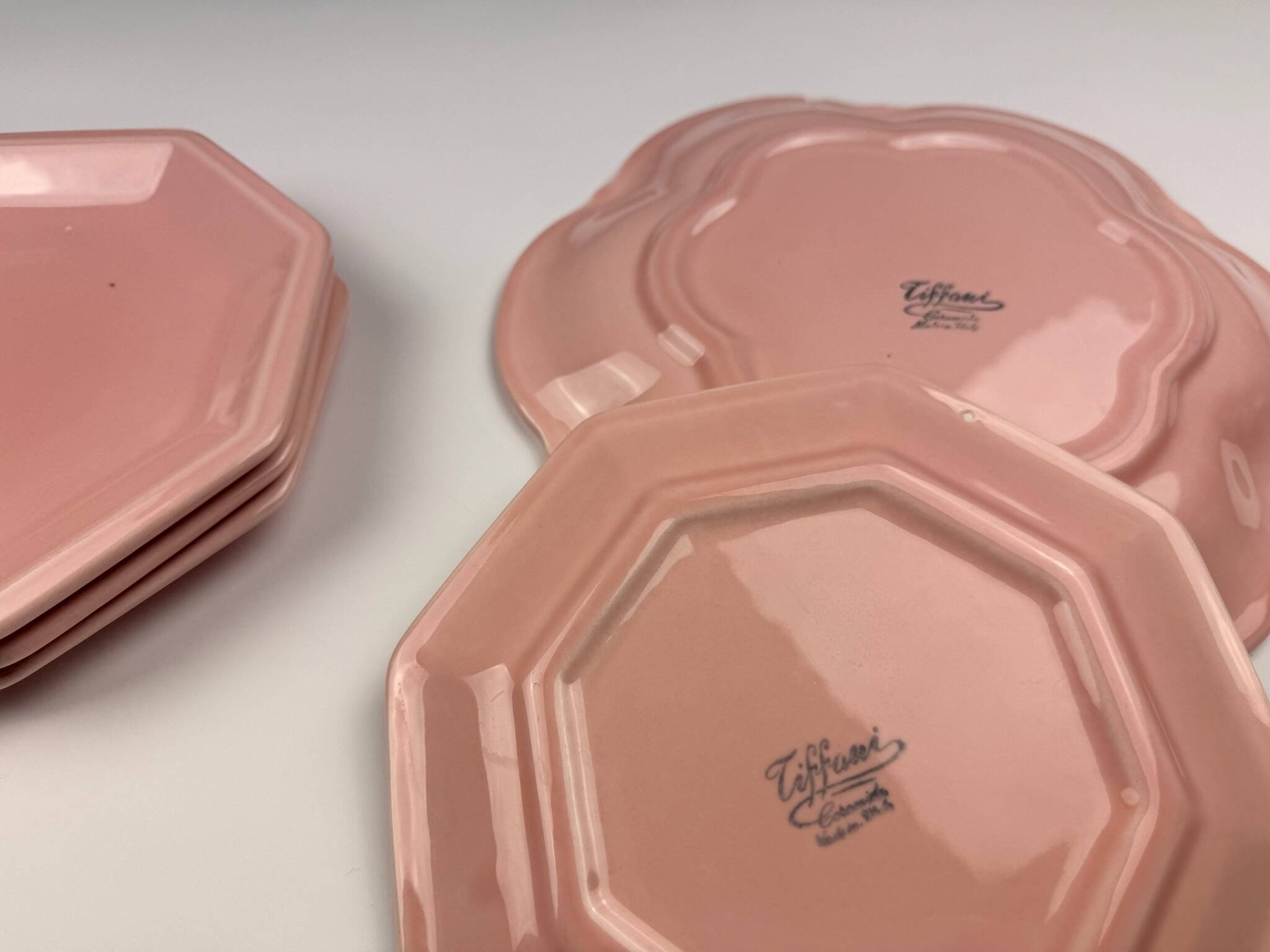 Set of 4 deep plates and 1 Tifanni dish.