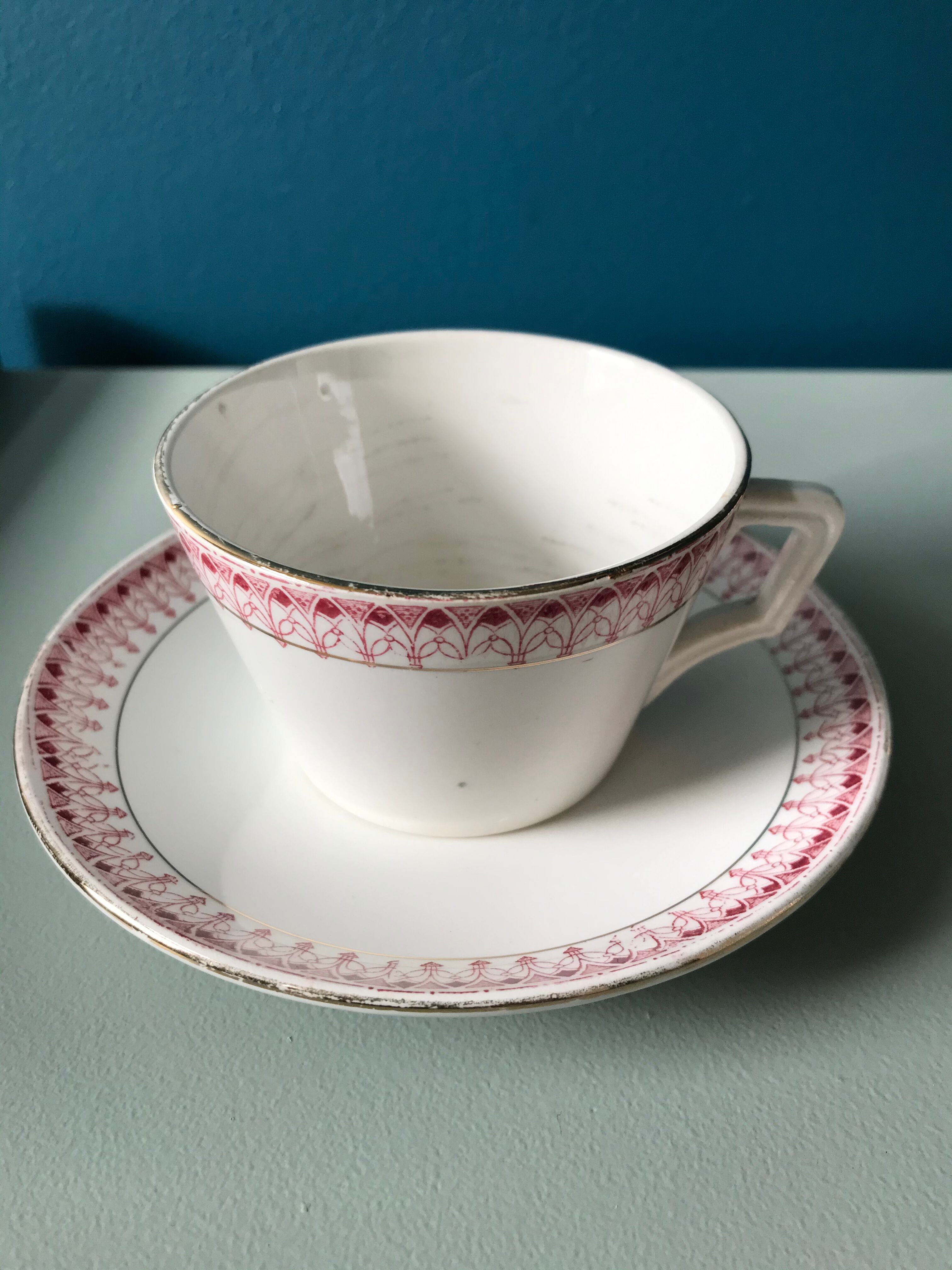 Series of 6 cups and saucers model "Ogives"