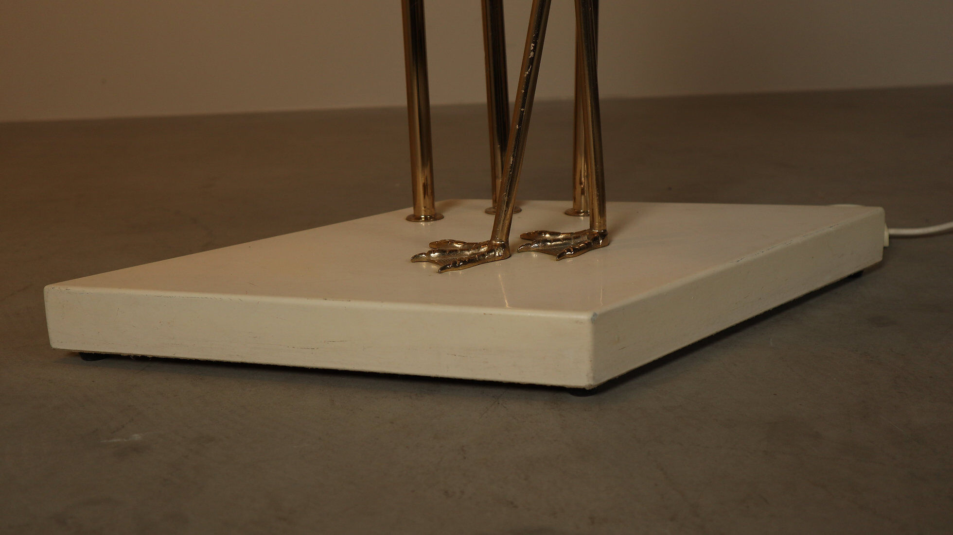 Grand lampadaire en laiton en forme de flamant rose, orné de feuilles de ginkgo sculptées, années 1970