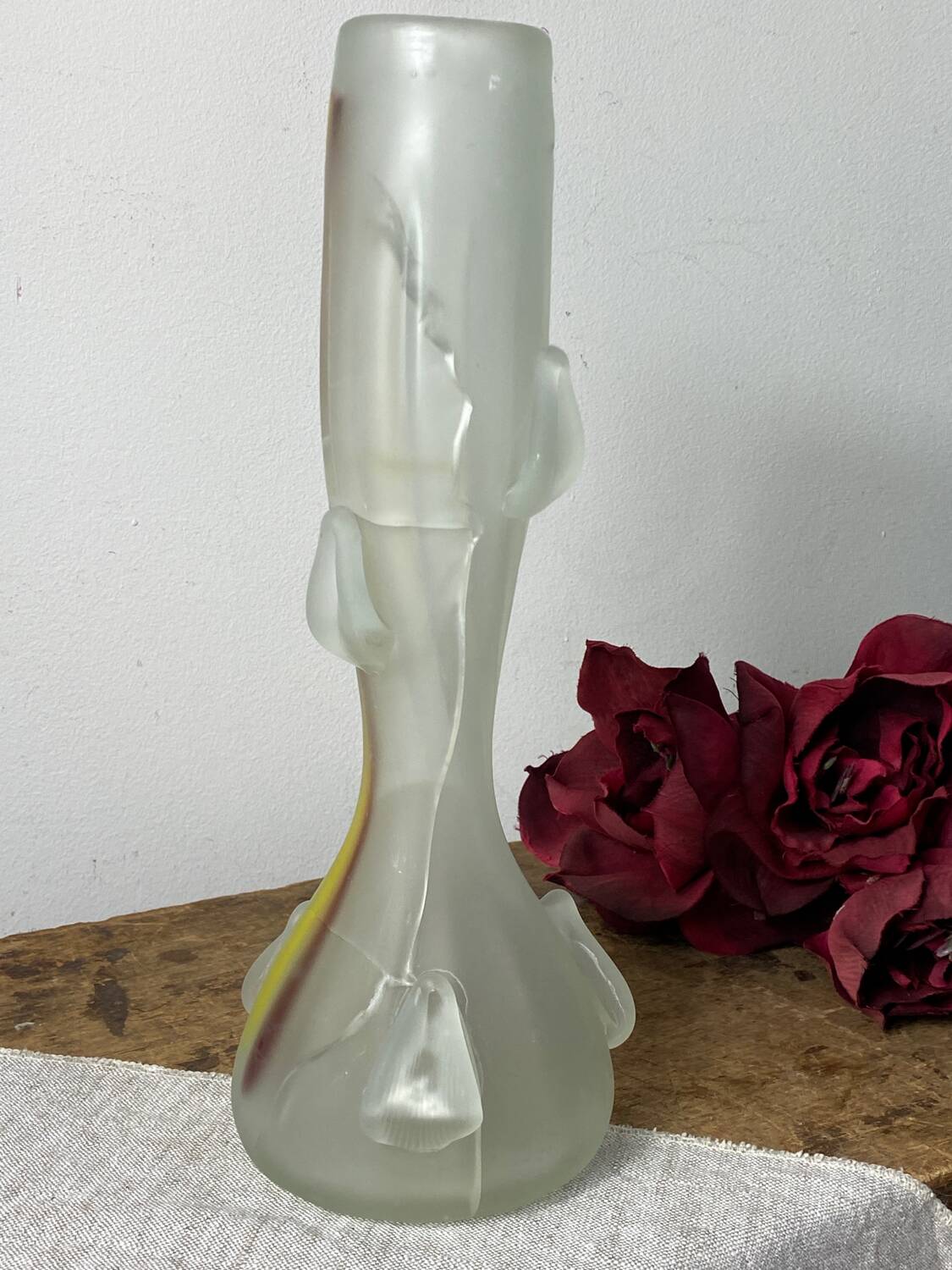 Vase in opaque glass paste