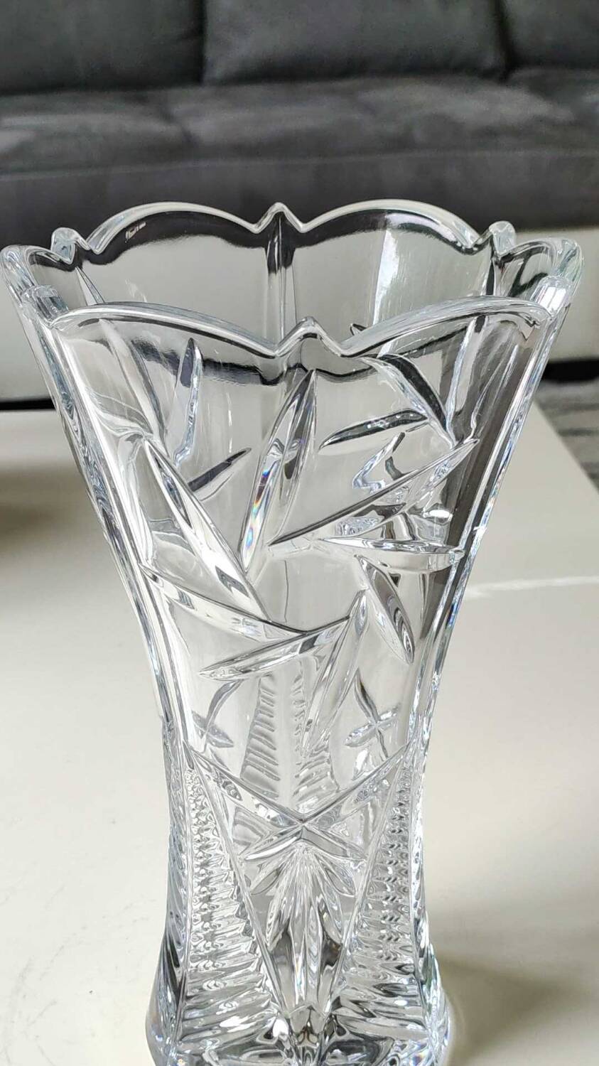 Vase in cut Bohemian crystal. Cross/Star/Foliage patterns. Boho-Chic style. High 24.5 cm