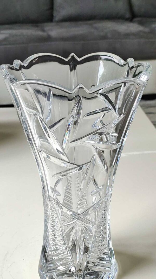 Vase en cristal de Bohème taillé. Motifs croisillons/Étoilés/Feuillagés. Stylé Boho-Chic. Haut 24,5 cm