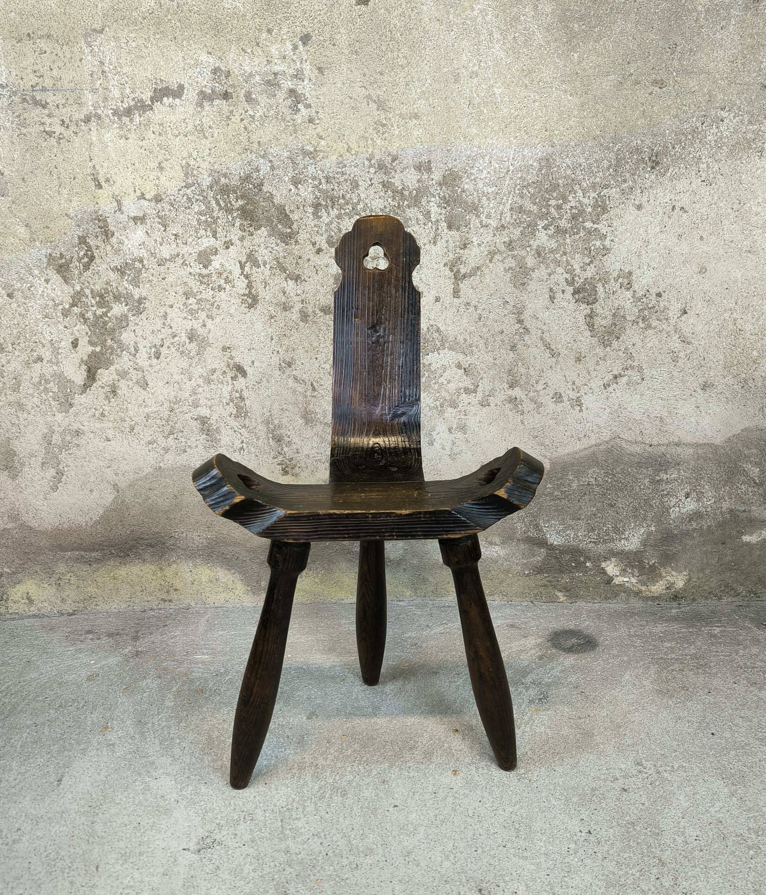 Chaise basse tripode brutaliste en bois