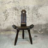 Chaise basse tripode brutaliste en bois