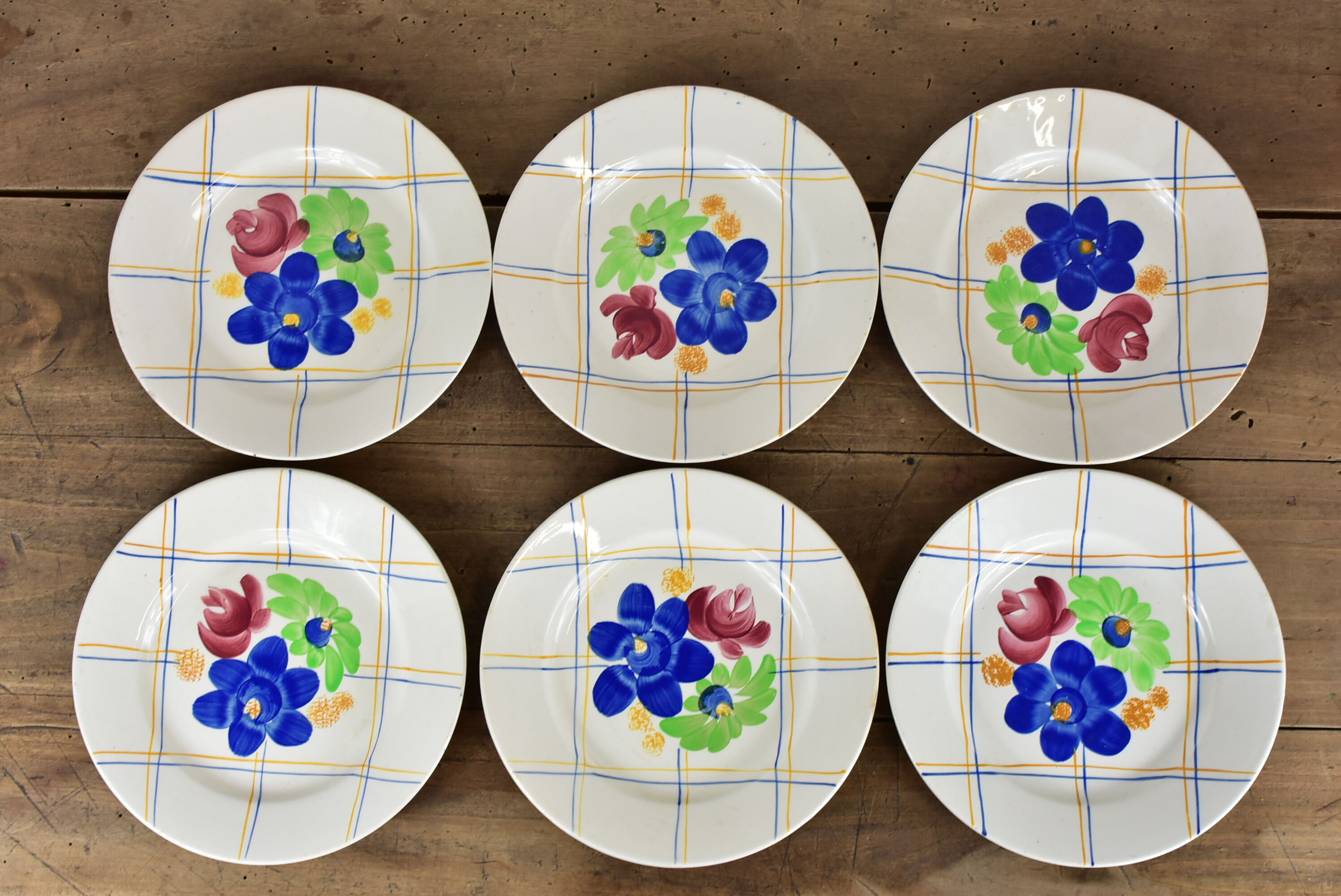 Lot de 12 assiettes motif fleurs de champagne.