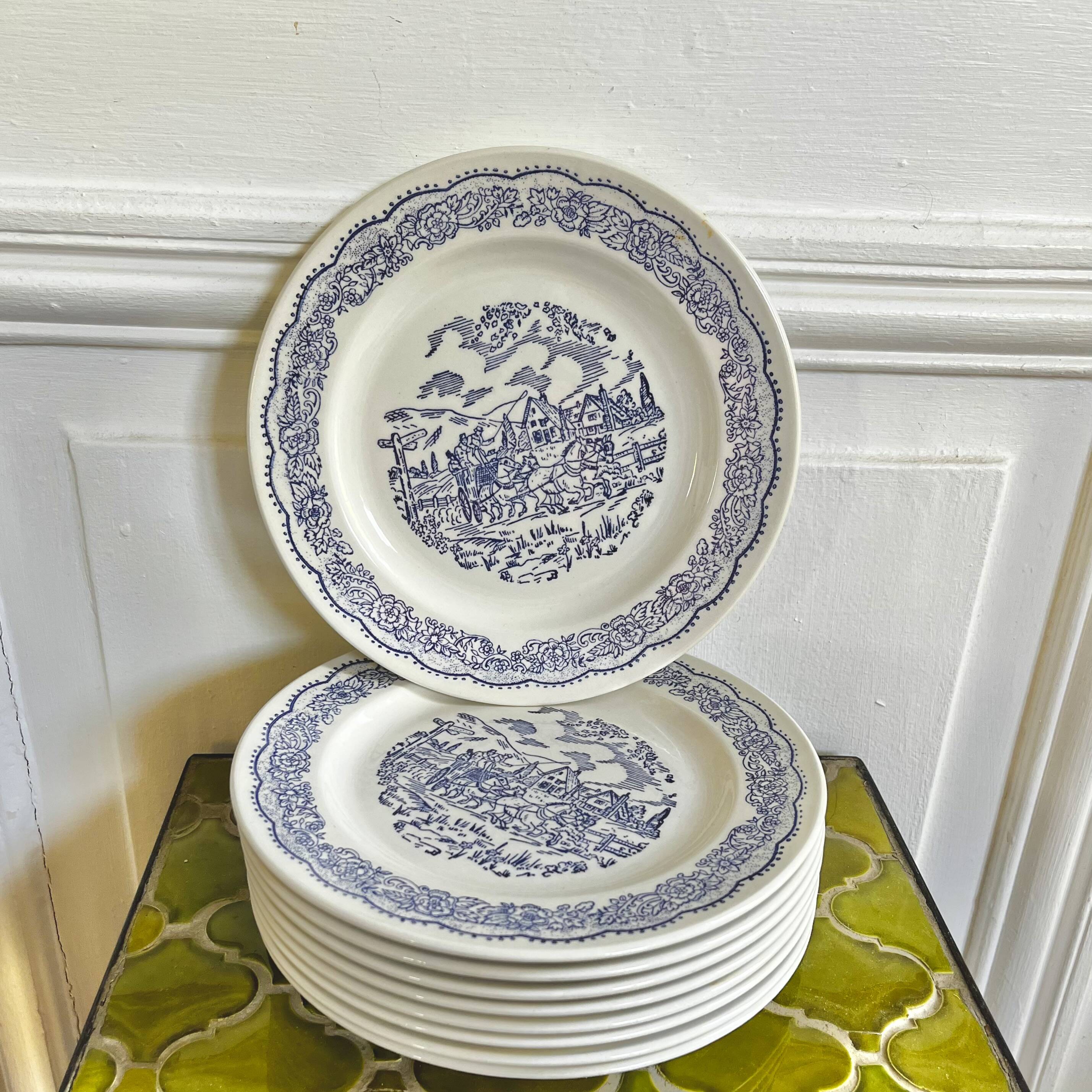 9 assiettes à dessert anglaises décor bleu calèche