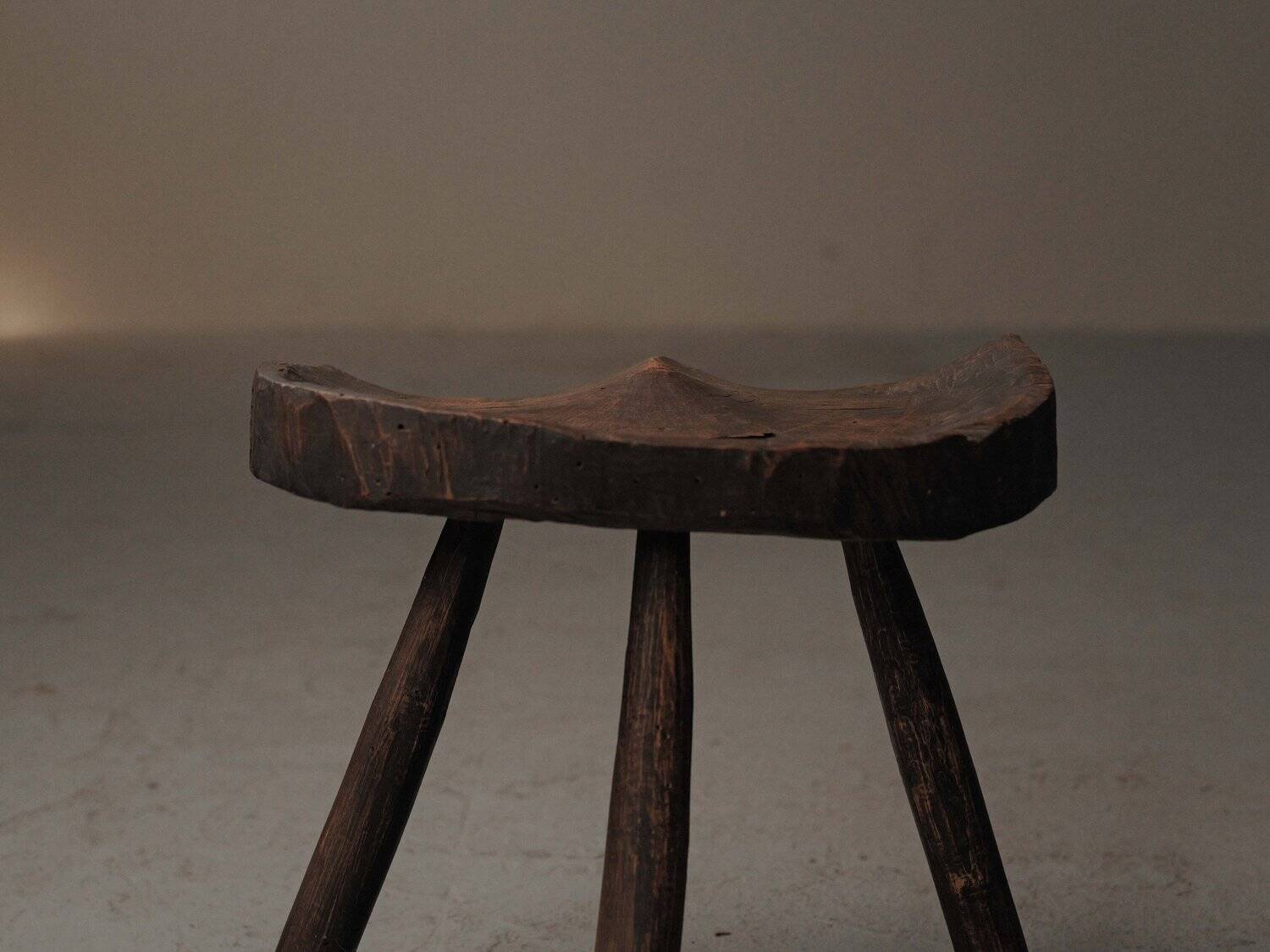 Milking stool in solid wood, Folk art, Cévennes, around 1900