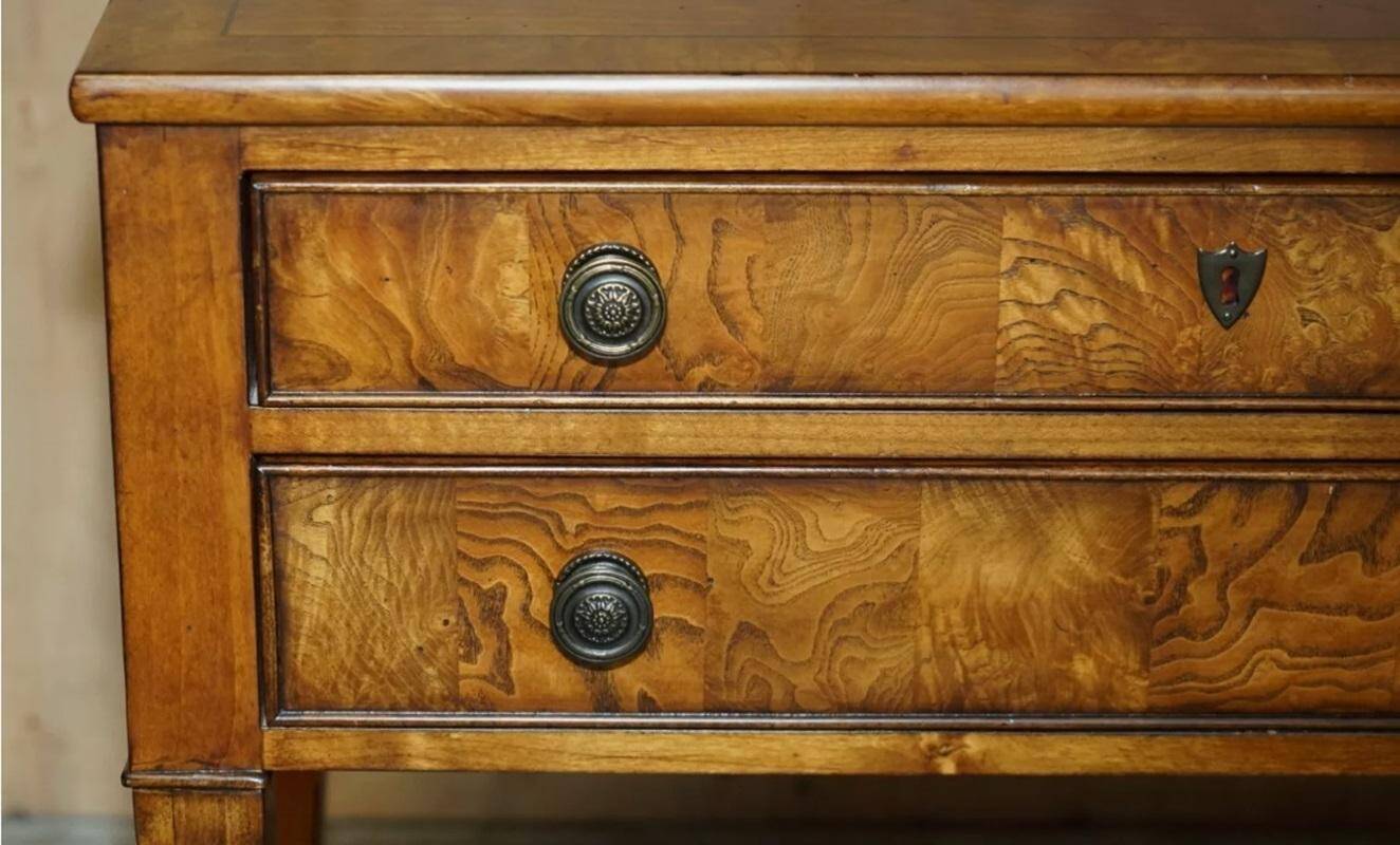 Paire de buffets vintage néoclassique en bois de ronce de chêne