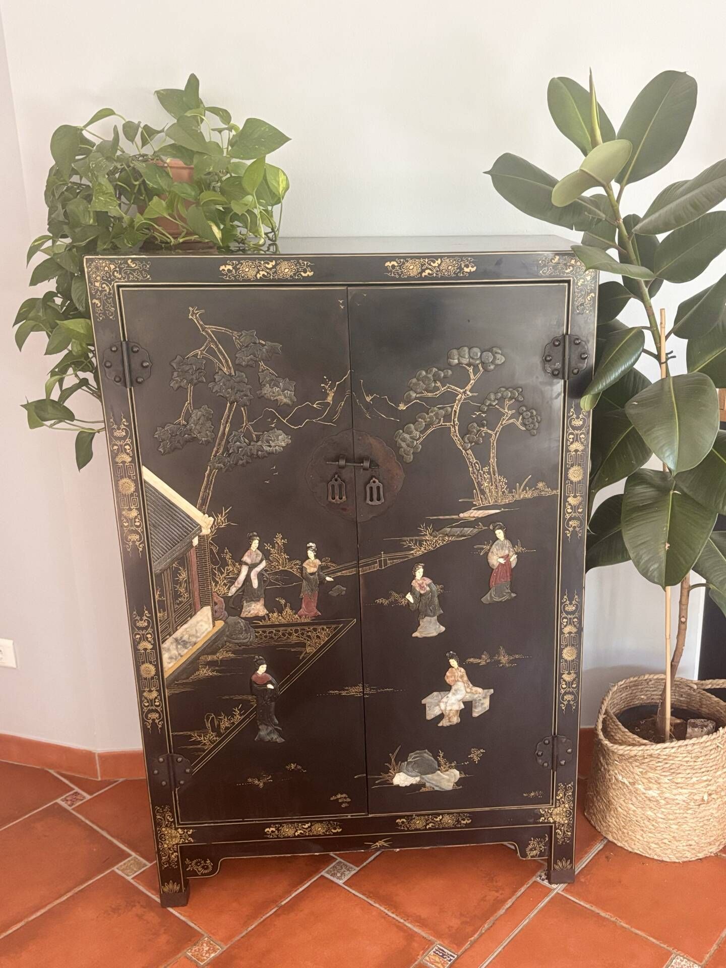 Magnifique cabinet chinois laqué noir et or