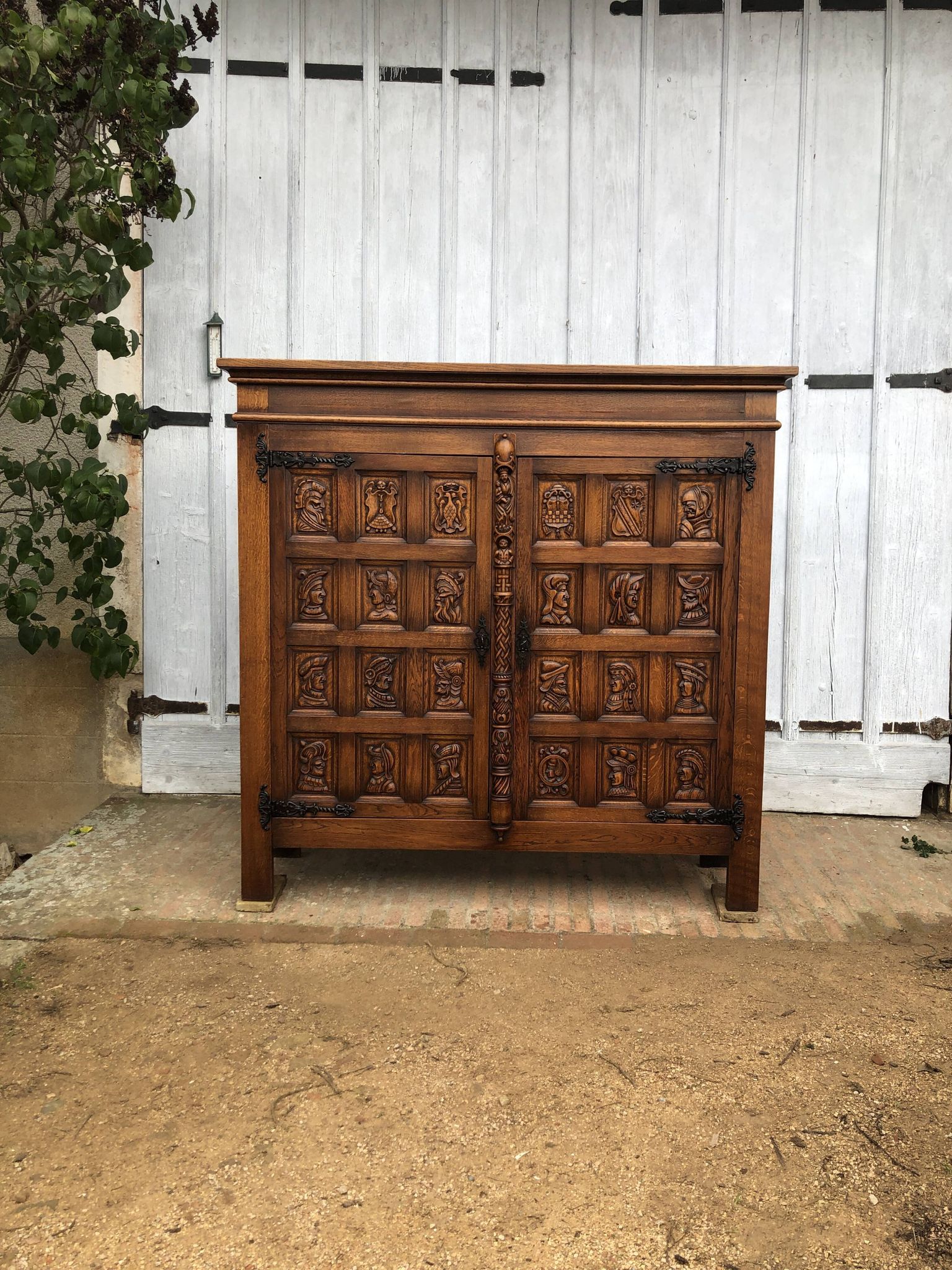 Meuble espagnol bois sculpté profils et armoiries 1950
