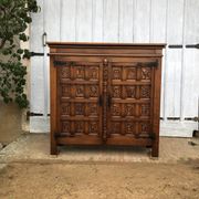 Meuble espagnol bois sculpté profils et armoiries 1950