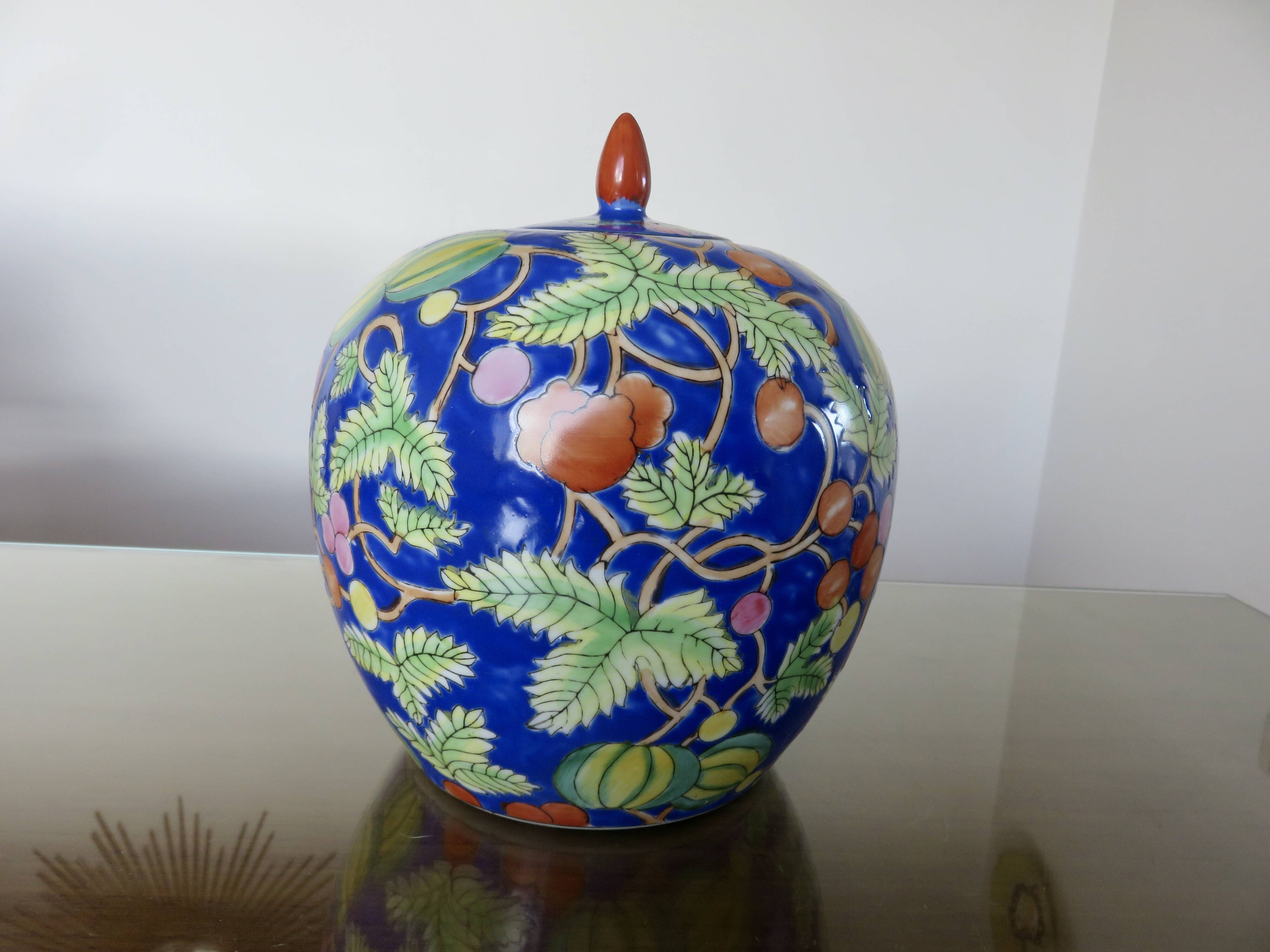 Large Chinese ginger jar in porcelain from the early 20th century.