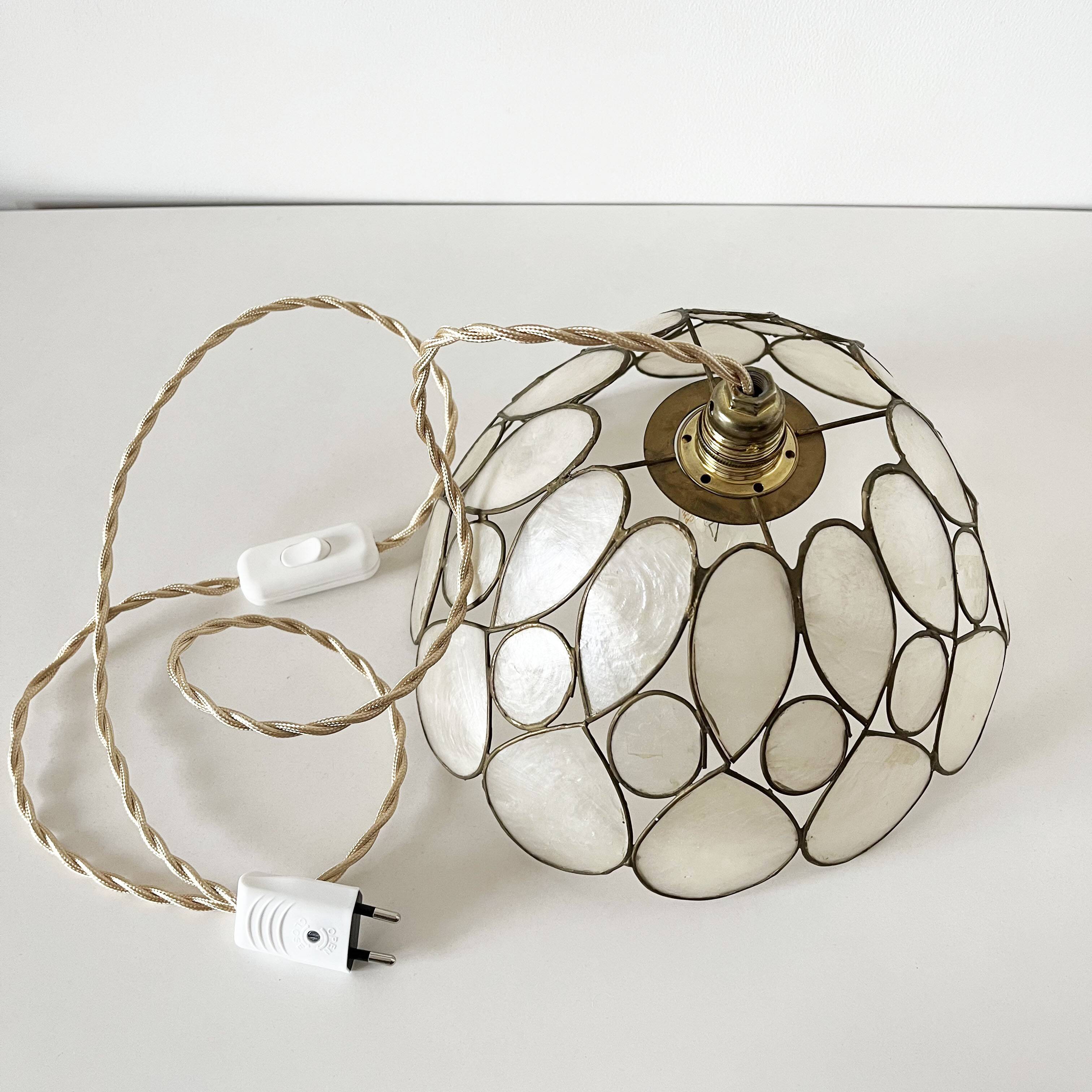 Mother-of-pearl petal pendant lamp