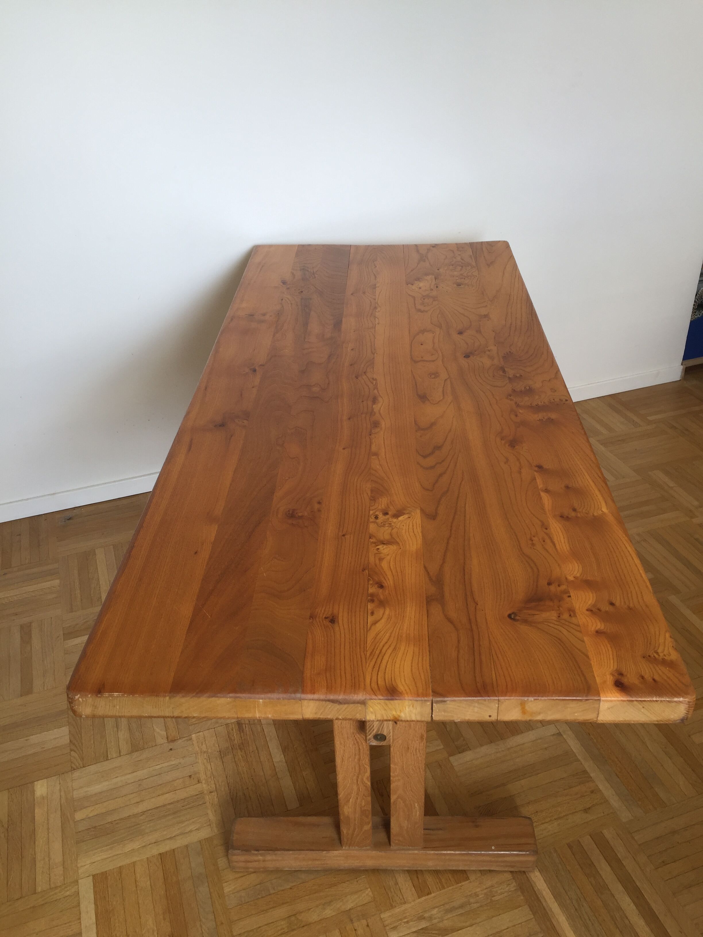 Table repas en orme massif de Charlotte Perriand pour "Les Arcs"