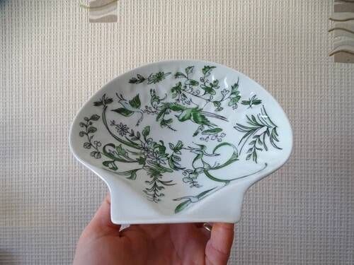 LIMOGES "Parsifal" 2 empty shell-shaped bowls decorated with birds Bernardaud & Co.