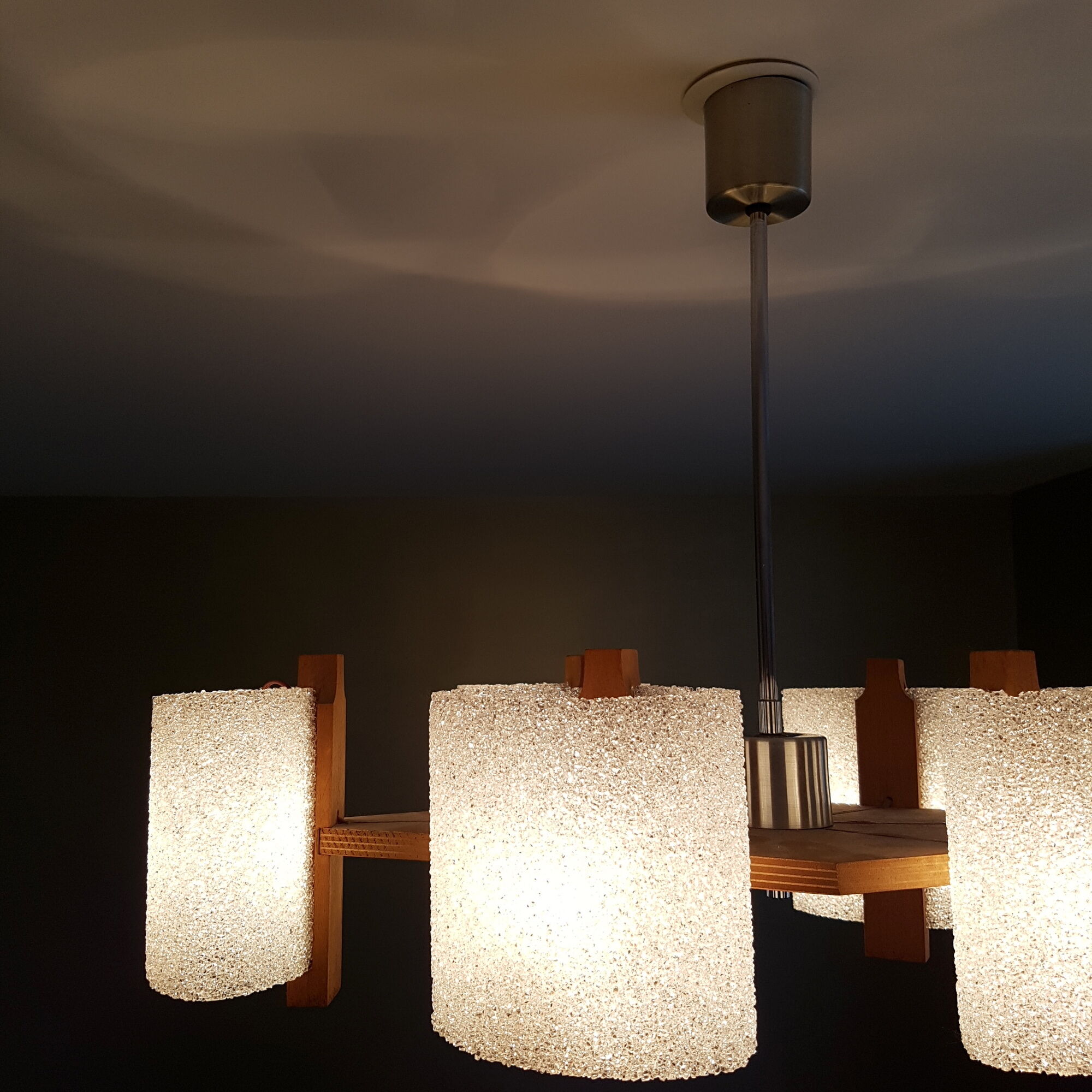 Chandelier Scandinavian 6 fires of wood and perspex vintage