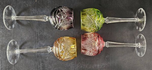 4 verres à vin en cristal taillé coloré