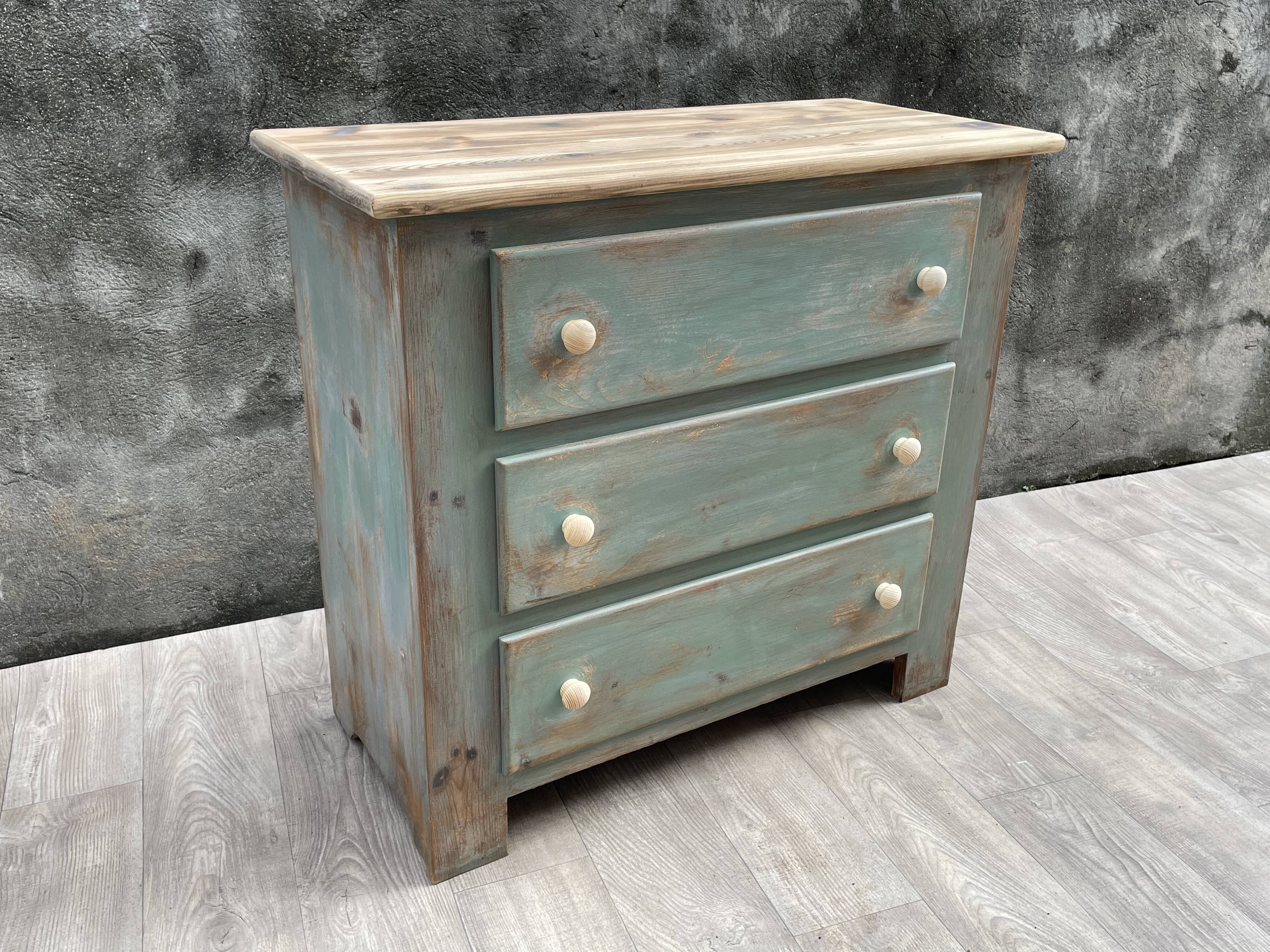 Commode en bois patinée