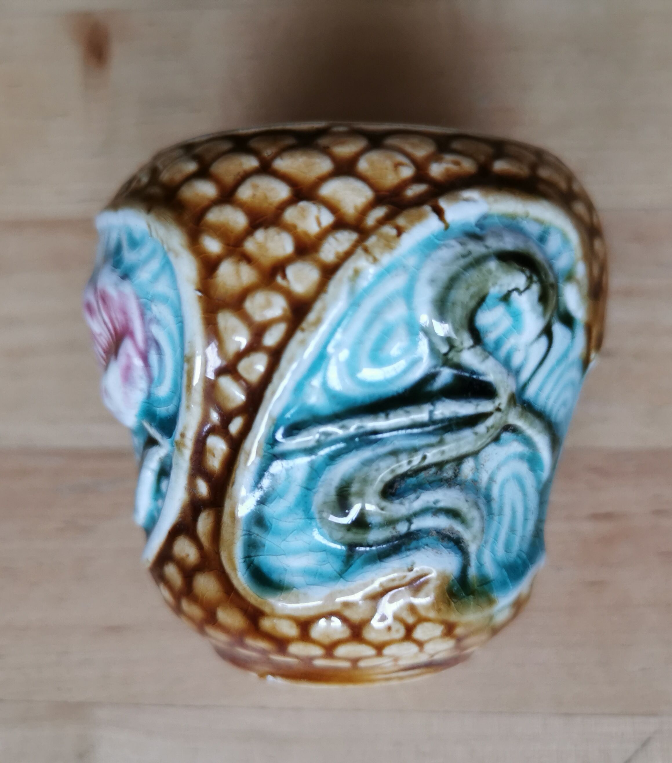 Vases plants in ancient dabbling