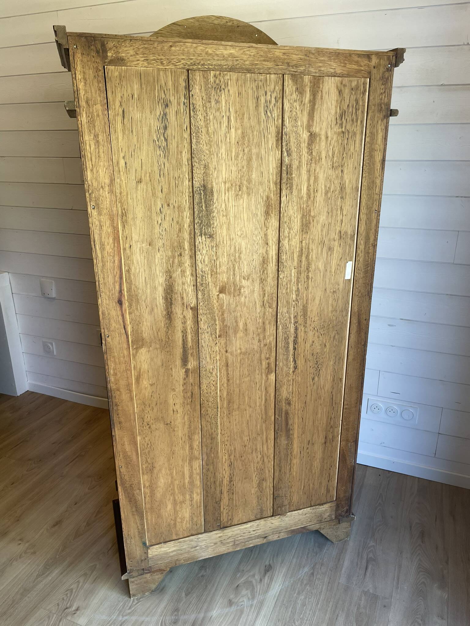 Beautiful antique solid wood wardrobe, country chic / Provençal, carved.