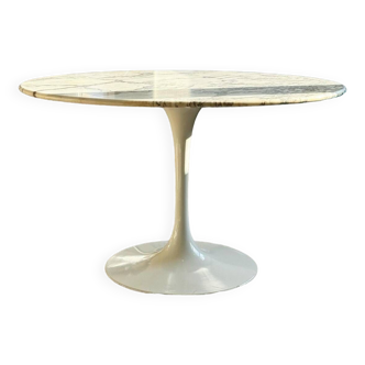 Tulip Eero Saarinen Knoll coffee table