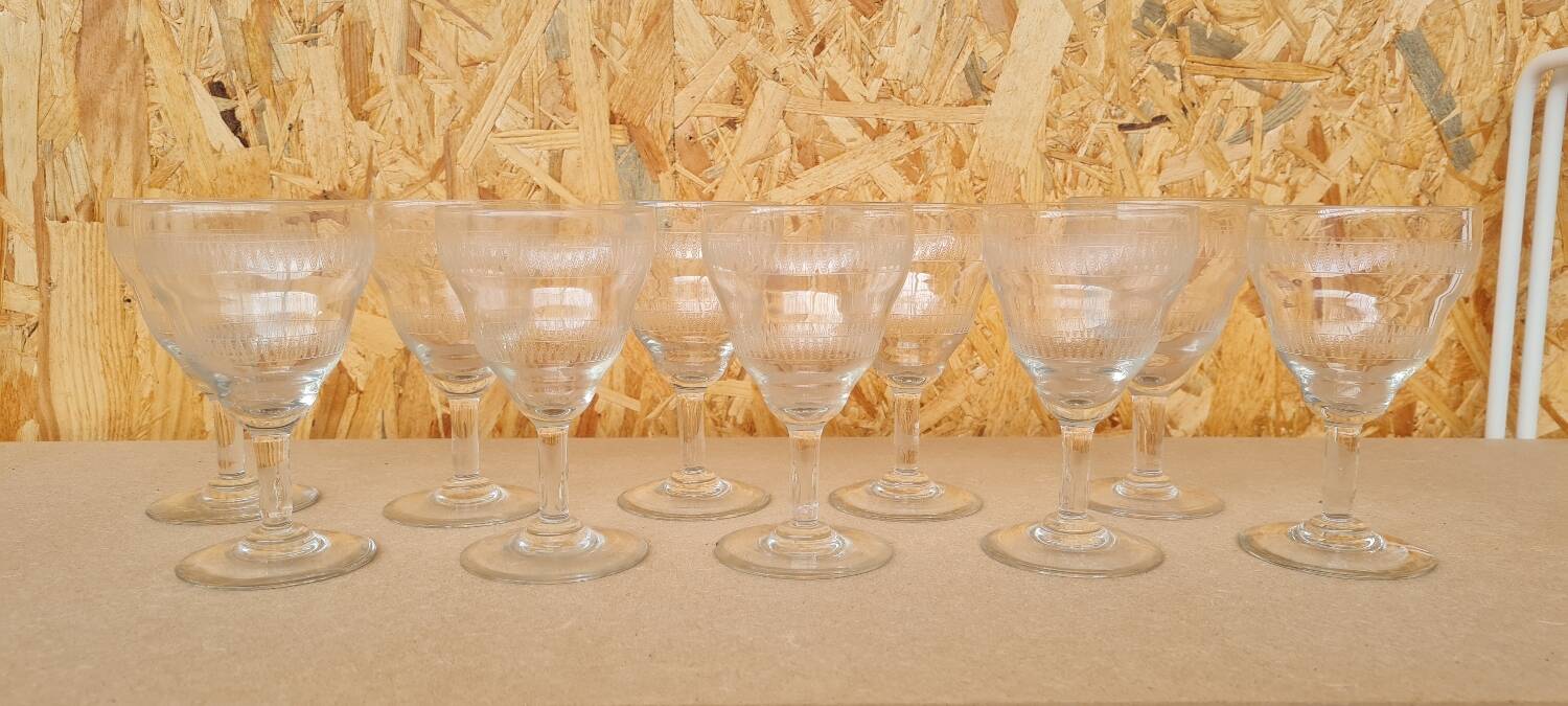 Service of 10 chiseled crystal wine glasses